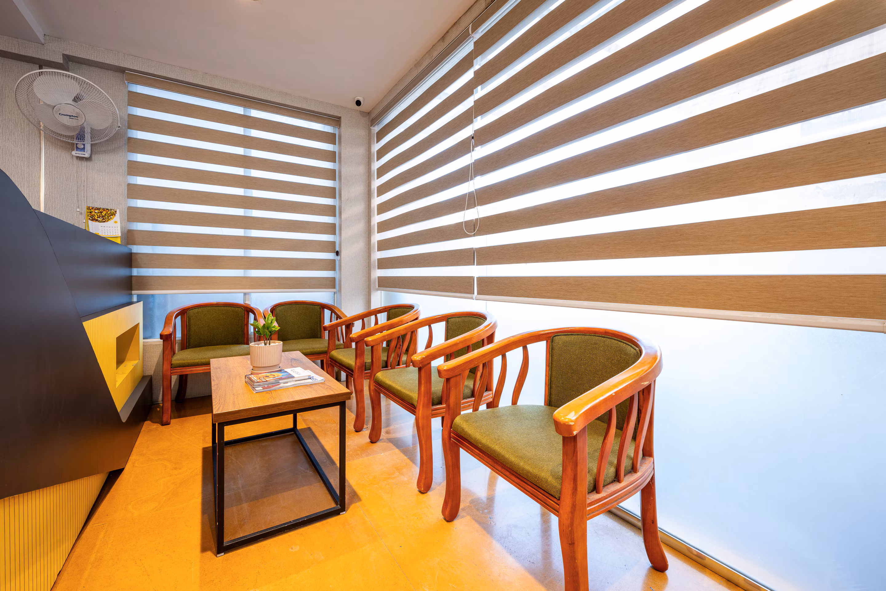 Stunning hotel lobby reception desk area - Image 30