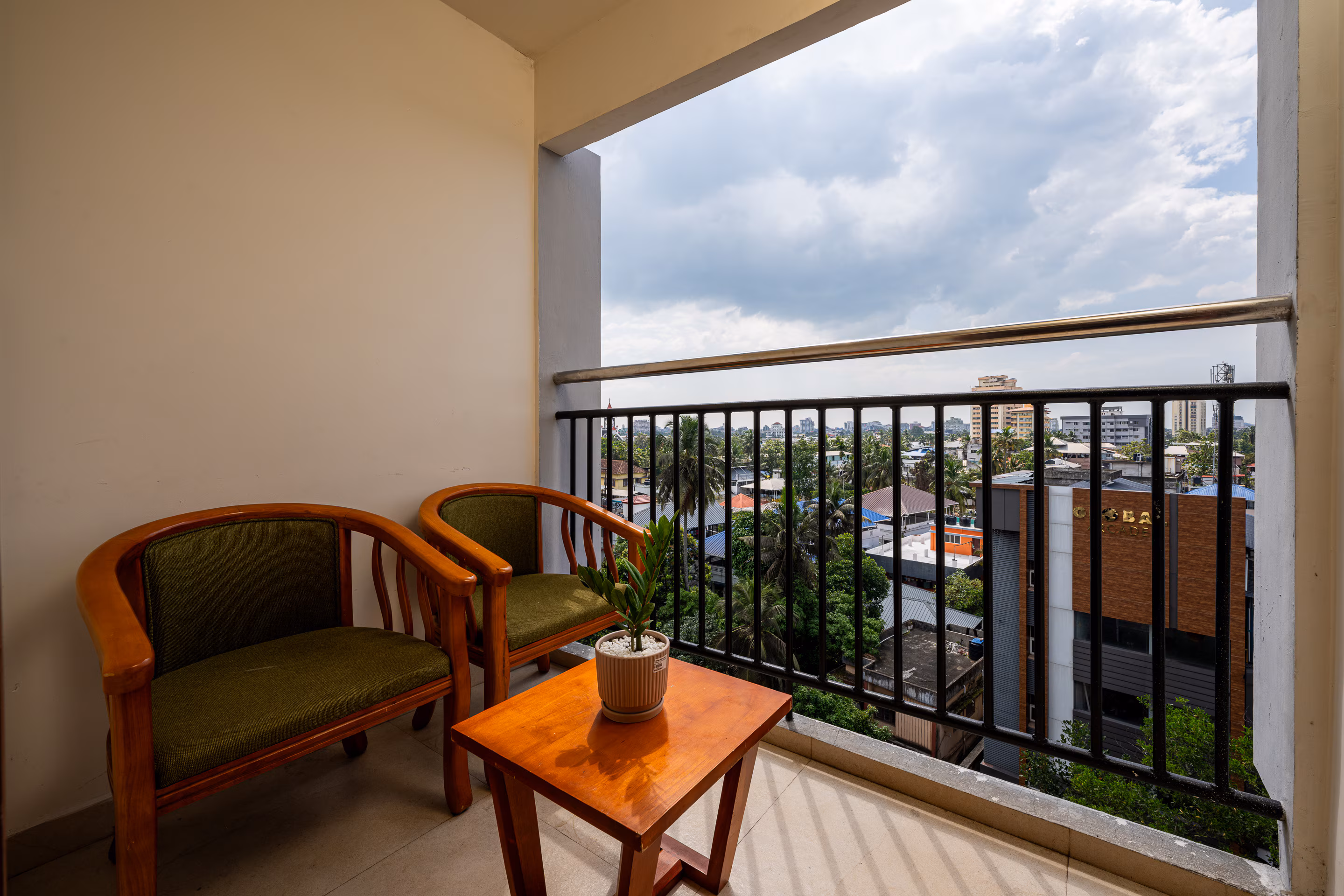 Refined guest lounge and common sitting area - Image 31