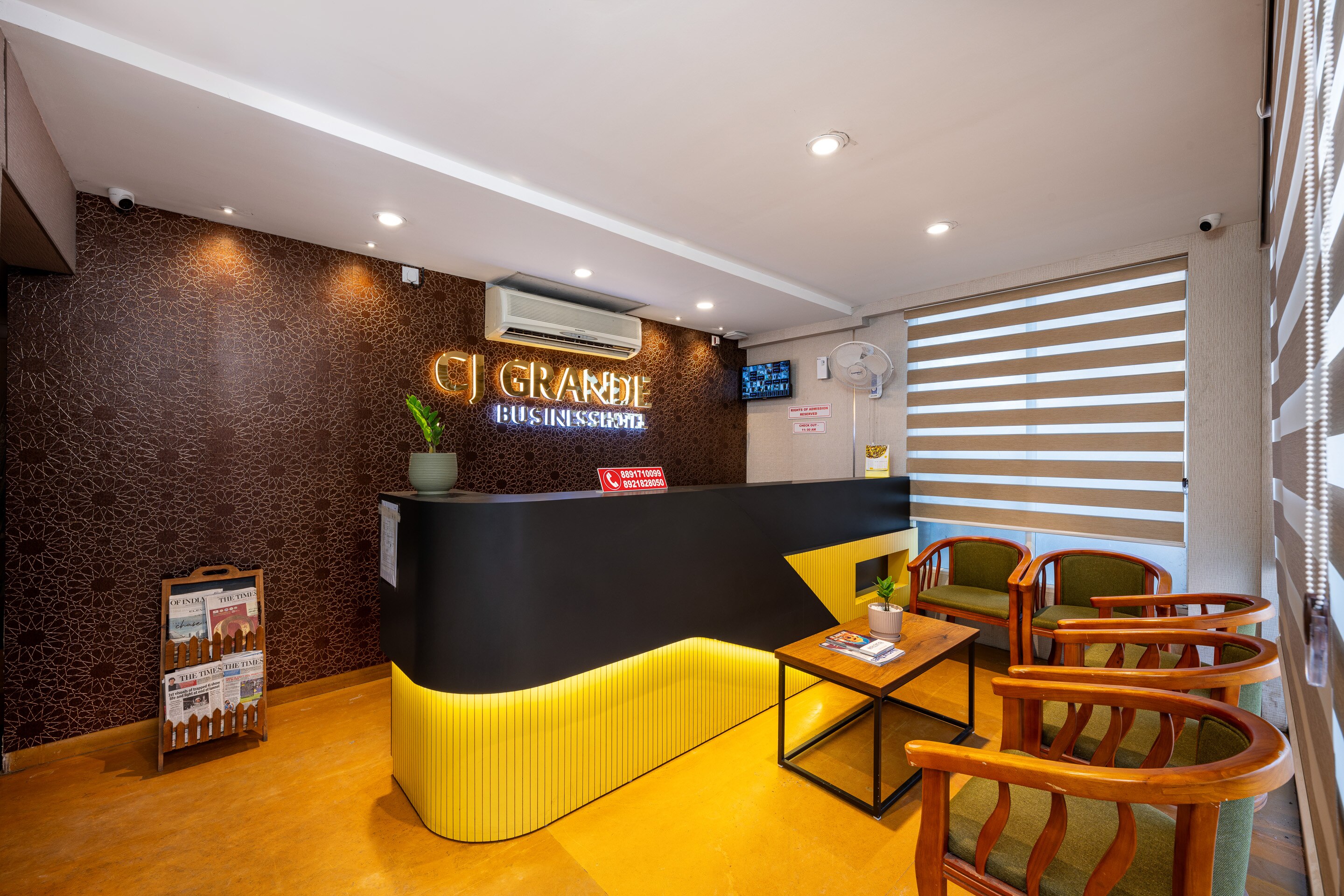 Stunning hotel lobby reception desk area - Image 32