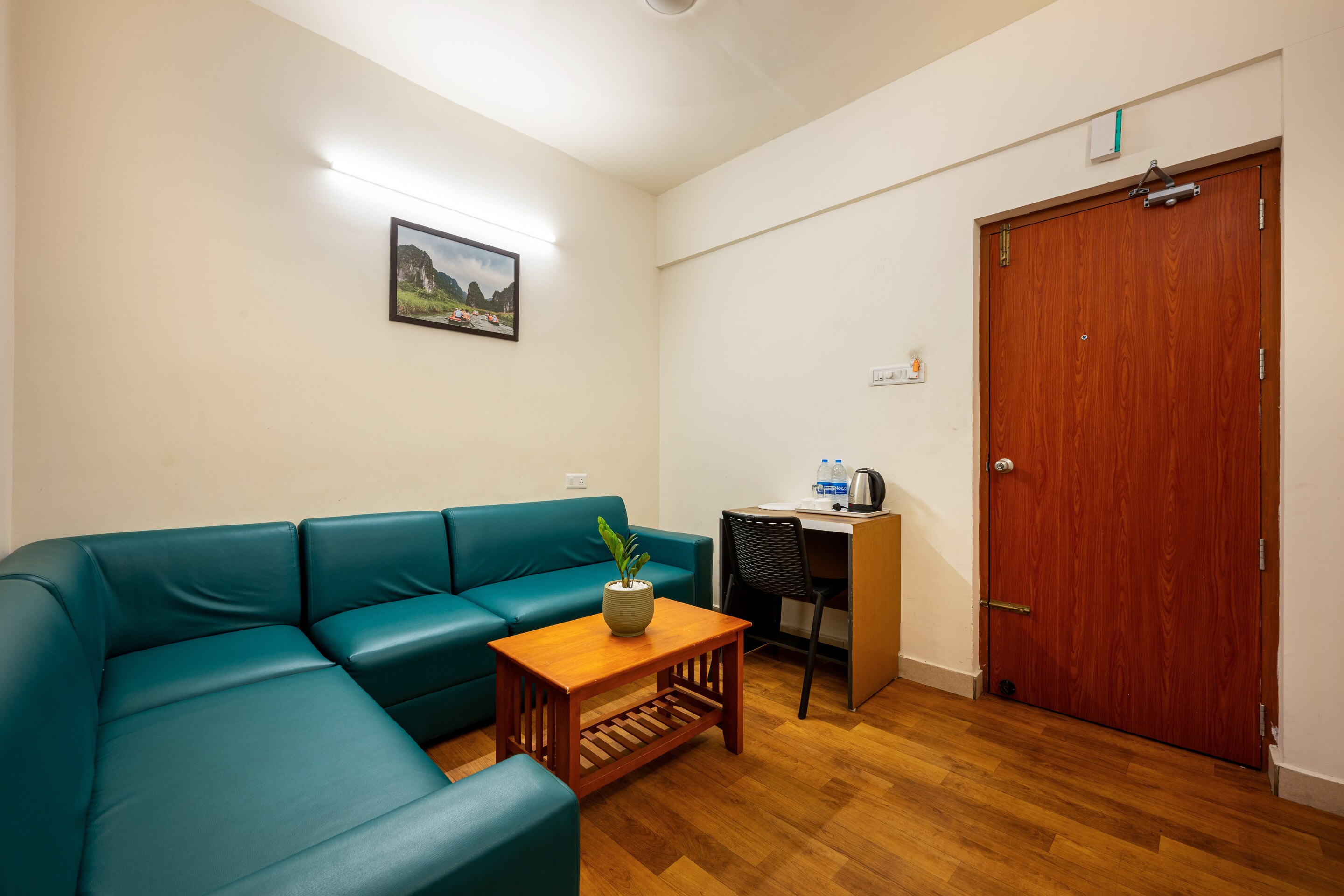 Refined guest lounge and common sitting area - Image 43