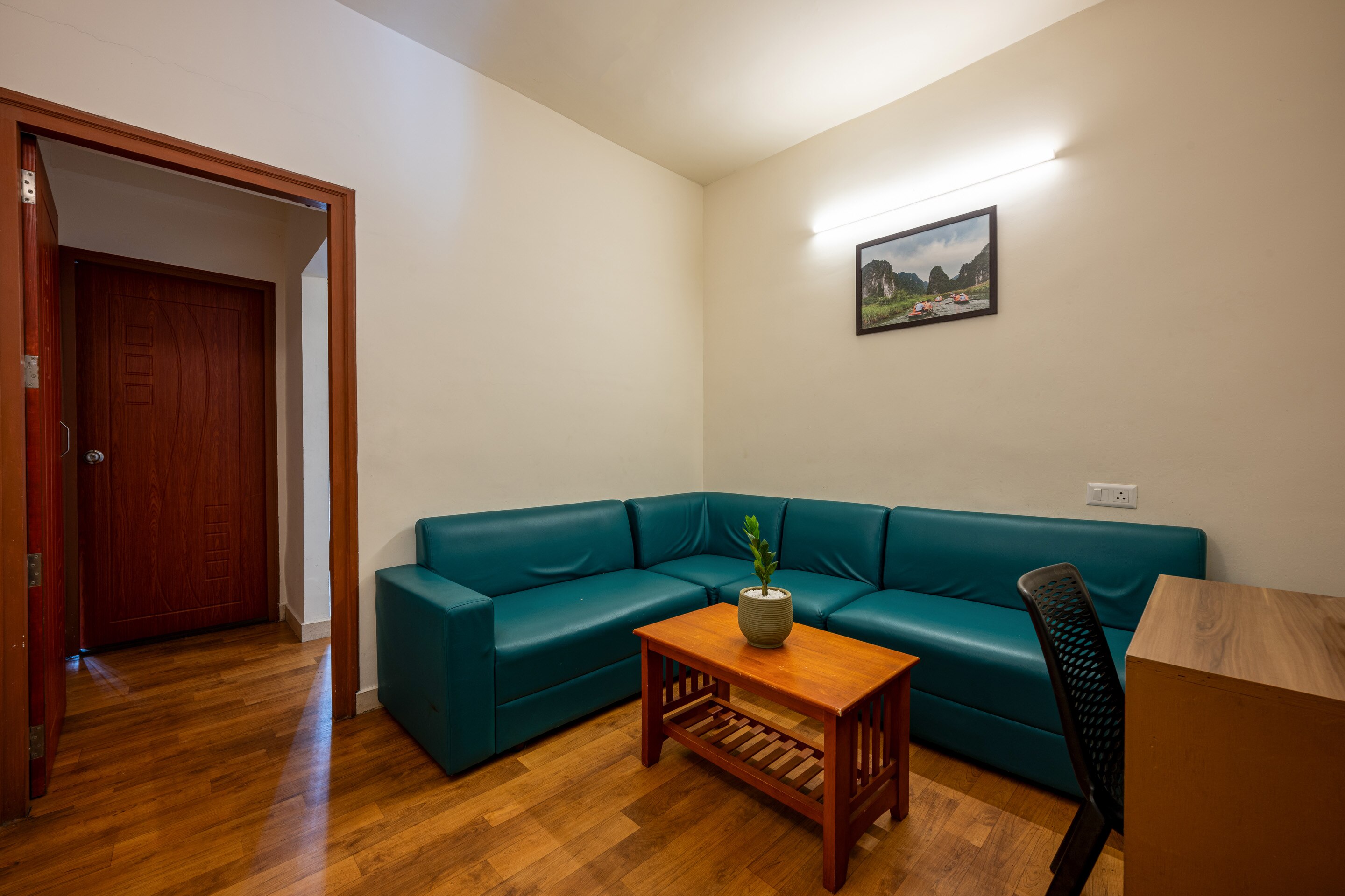 Refined guest lounge and common sitting area - Image 44
