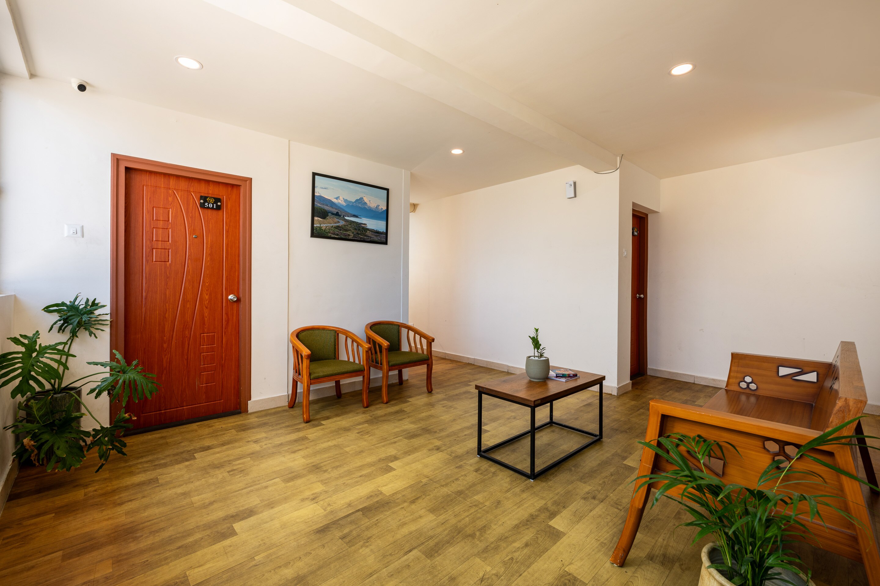 Refined guest lounge and common sitting area - Image 45