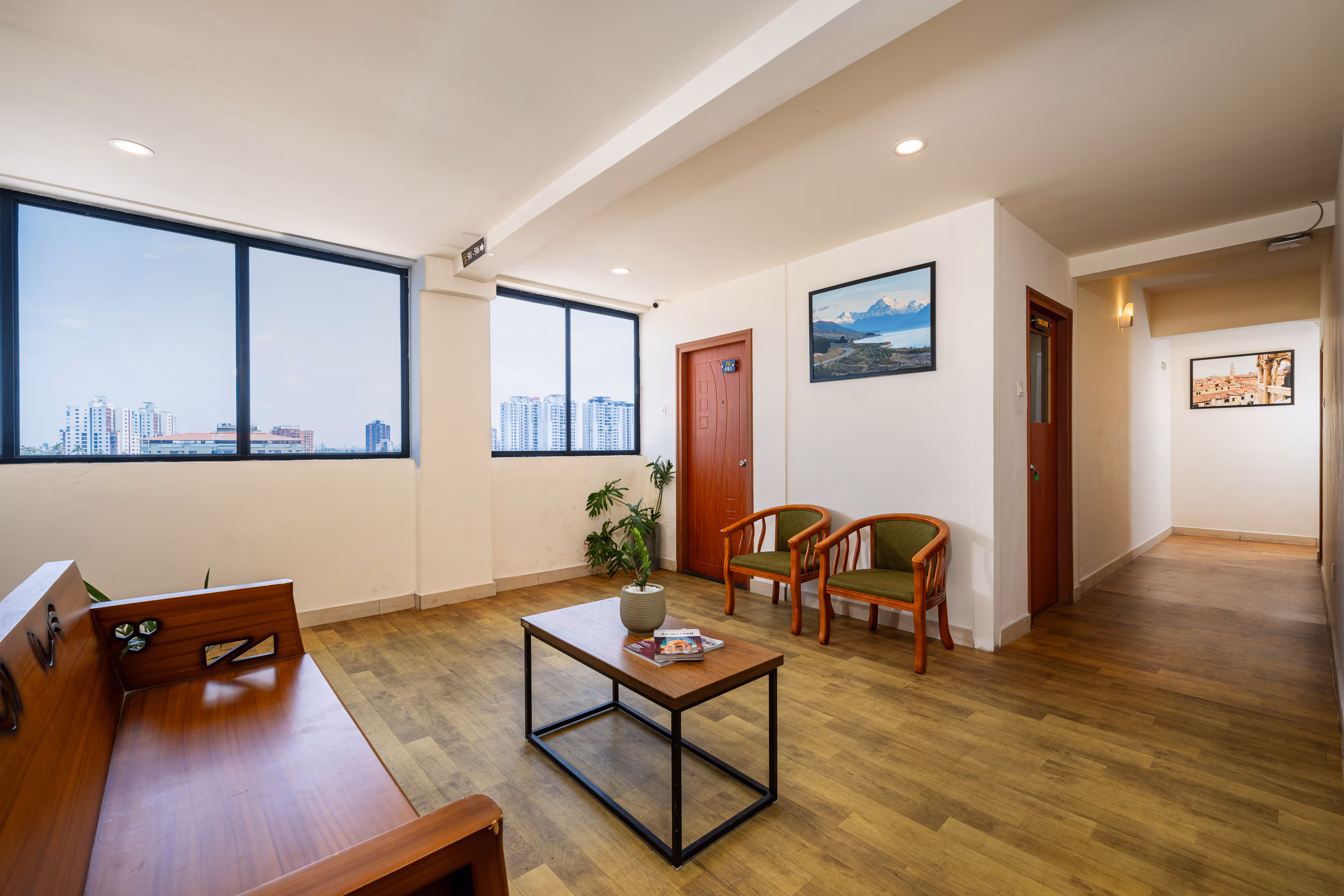 Refined guest lounge and common sitting area - Image 46